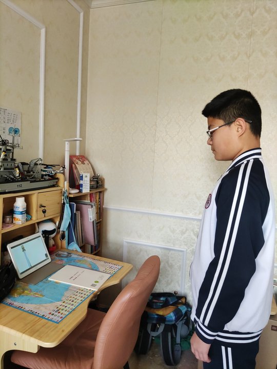 同学们整洁的校服展现出志成学子良好的精神风貌